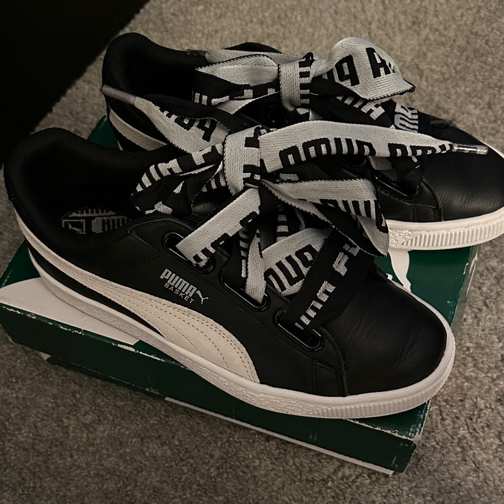 Puma Monochrome Sneakers with Logo Laces